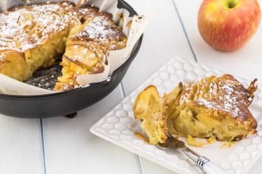 Taze pişmiş kakule konyak elma pasta demir tava.