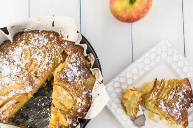 Taze pişmiş kakule konyak elma pasta demir tava.