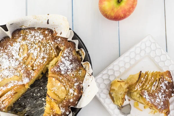 Taze pişmiş kakule konyak elma pasta demir tava.