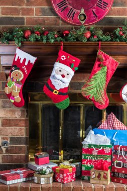 Şömine üzerinde renkli Noel süsleri.