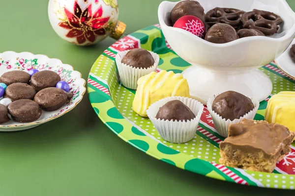 Dulces de chocolate caseros y galletas para la mesa de fiesta de Navidad — Foto de Stock