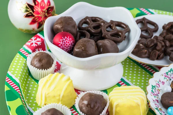 Dulces de chocolate caseros y galletas para la mesa de fiesta de Navidad — Foto de Stock