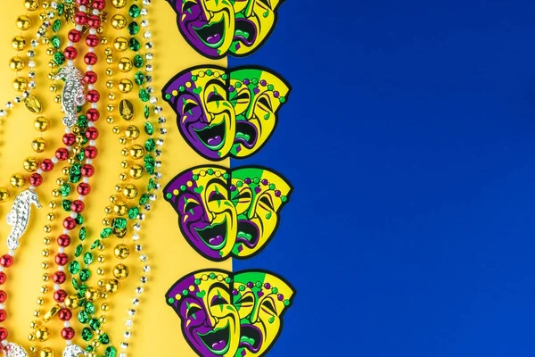 Mardi gras 2 farbigen hintergrund mit symbol masken und perlen. — Stockfoto