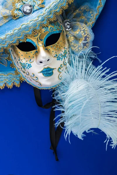 Карнавал элегантная венецианская сине-золотая маска . — стоковое фото