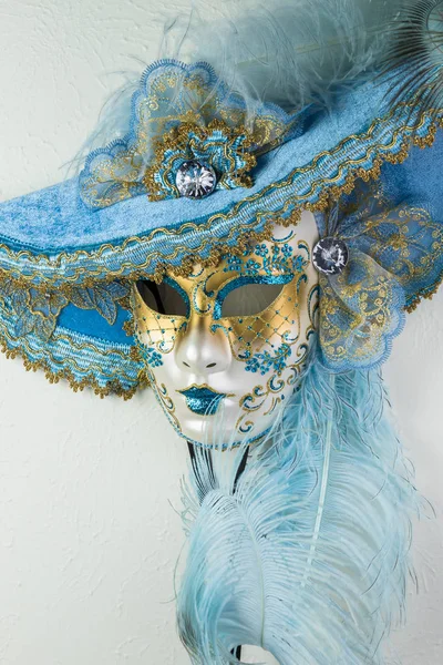 Карнавал элегантная венецианская сине-золотая маска . — стоковое фото