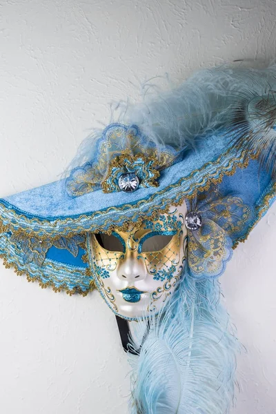 Karneval elegante venezianische blau-goldene Maske. — Stockfoto