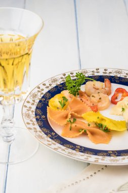 Karides veggie renkli papyon makarna.