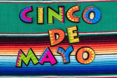 Cinco De Mao arka plan ile renkli Meksika panço hırka halı.