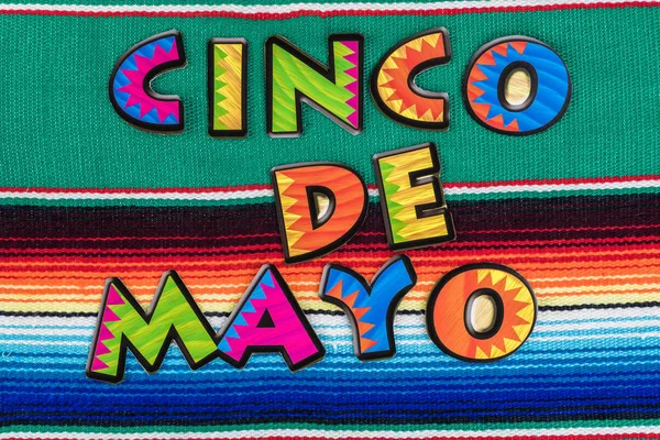 Cinco De Mao arka plan ile renkli Meksika panço hırka halı.