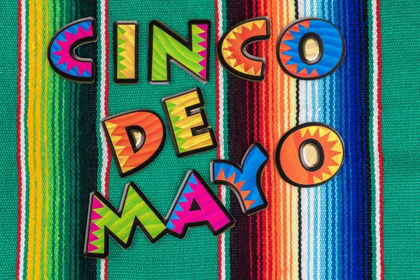 Cinco De Mao fondo con colorido poncho mexicano alfombra de serape . —  Fotos de Stock