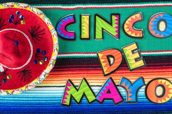 Cinco De Mao bakgrund med färgglada mexikansk poncho serape matta. — Stockfoto