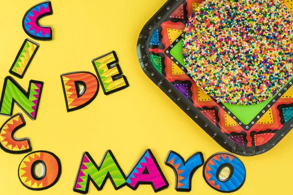 Cinco De Mao ljus bakgrund med färgglada mexikanska smör cook — Stockfoto