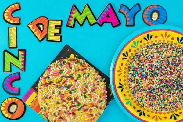 Cinco De Mao ljus bakgrund med färgglada mexikanska smör cook — Stockfoto