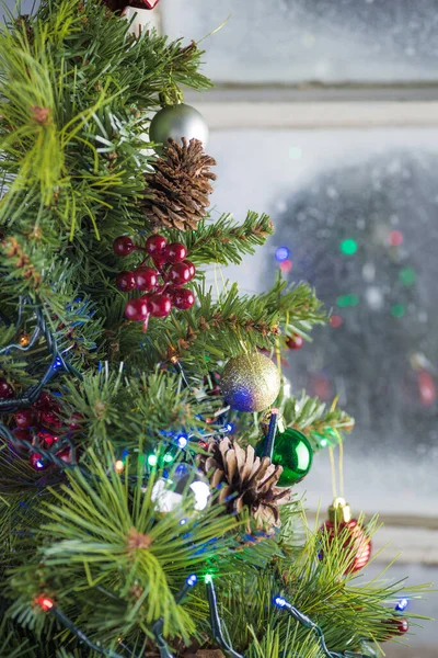 Χριστουγεννιάτικο δέντρο διακοσμημένο με χριστουγεννιάτικα φώτα και μπάλες. — Φωτογραφία Αρχείου