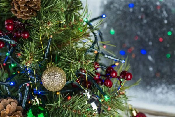 Χριστουγεννιάτικο δέντρο διακοσμημένο με χριστουγεννιάτικα φώτα και μπάλες. — Φωτογραφία Αρχείου
