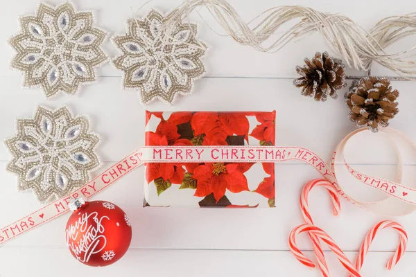 Kompozycja świąteczna z ozdobami świątecznymi i pudełkiem prezentów. — Zdjęcie stockowe