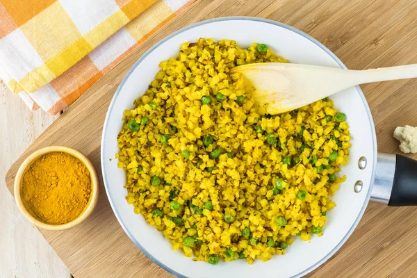 Kurkuma bloemkool gebakken rijst. — Stockfoto