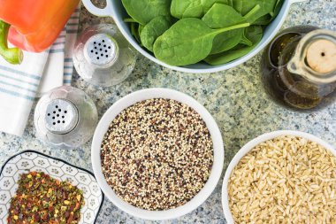 Pişmiş ıspanak kinoa esmer pirinç sebze ve böğürtlen.