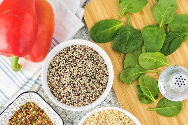 Pişmiş ıspanak kinoa esmer pirinç sebze ve böğürtlen.