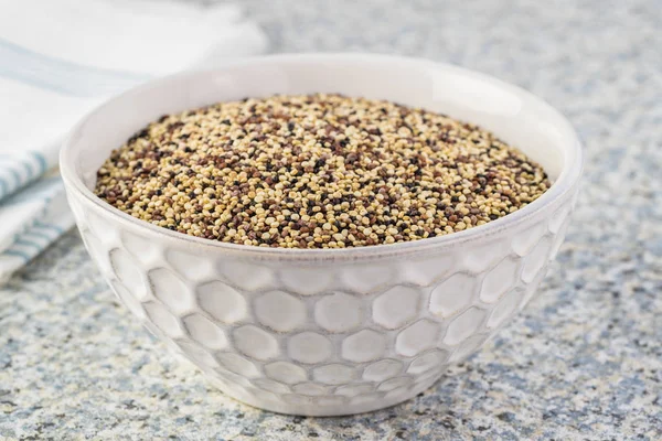 Biologische tri - kleur quinoa. — Stockfoto