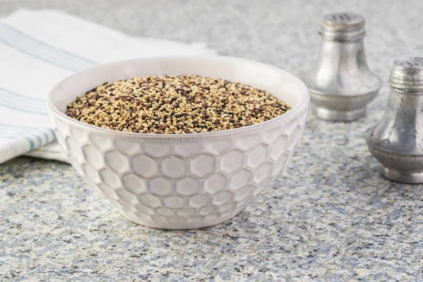 Biologische tri - kleur quinoa. — Stockfoto