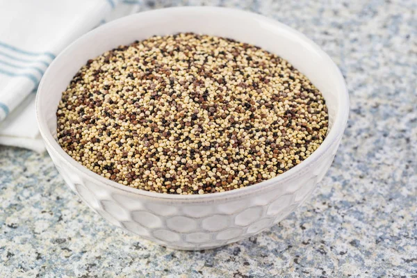 Ekologisk tri - färg quinoa. — Stockfoto