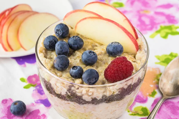 Über Nacht Haferflocken mit Chiasamen, Blaubeeren und Äpfeln. — Stockfoto