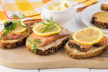 Kızarmış somon sandviçi..