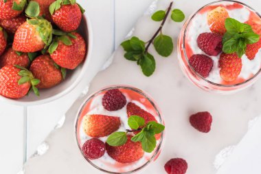 Çilek soslu Chia pudingi..