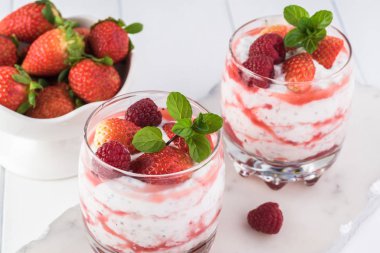 Çilek soslu Chia pudingi..