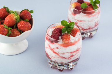 Çilek soslu Chia pudingi..