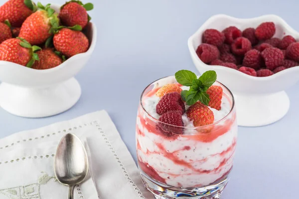 Budín de chía con salsa de fresas y bayas . — Foto de Stock