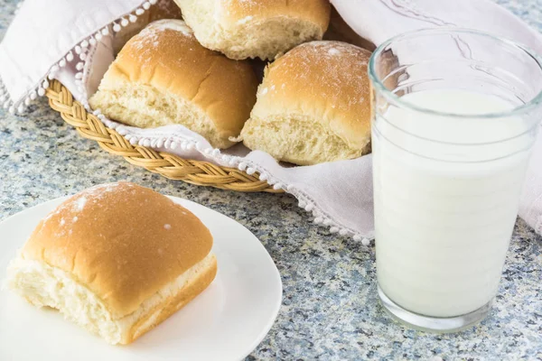 Färska bakade potatisrullar. — Stockfoto