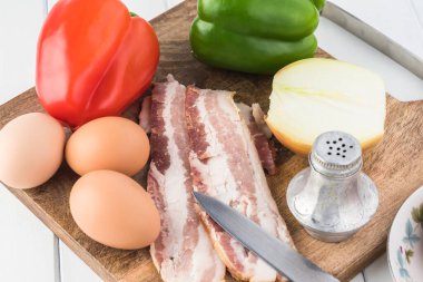 Pastırmalı, patatesli, sebzeli kahvaltı güveci..