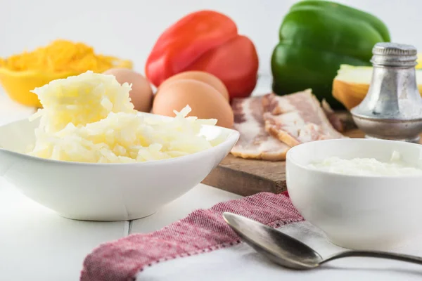 Caçarola de pequeno-almoço com bacon, batatas, legumes . — Fotografia de Stock