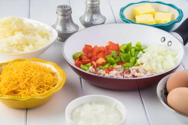 Caçarola de pequeno-almoço com bacon, batatas, legumes . — Fotografia de Stock