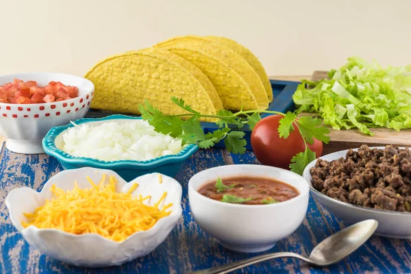 Close Table Bowl Cheddar Cheese Cut Tomatoes Fried Ground Beef — Stock Photo, Image