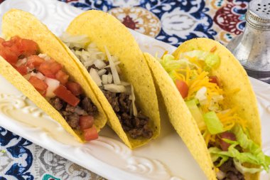 Biftek ve sebzeli taco yakın..