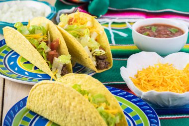 Biftek ve sebzeli taco yakın..