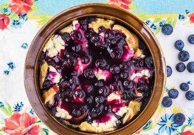 Yaban mersinli krem peynirli Fransız güveci ve yaban mersini sosu..