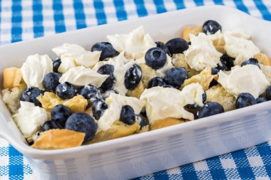 Güveç tabağını yaban mersinli krem peynirli Fransız tostlu güveçle kapat, pişirmeye hazır..