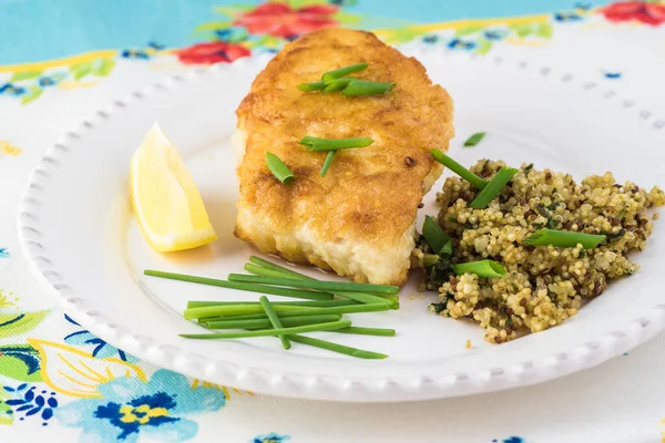 Close Pedaço Frito Bacalhau Quinoa Estilo Mediterrâneo Prato Branco — Fotografia de Stock