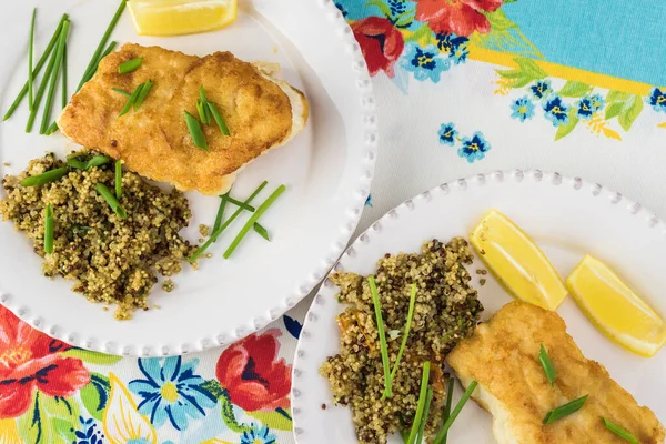 Close Pedaço Frito Bacalhau Peixe Estilo Mediterrâneo Quinoa Pratos Brancos — Fotografia de Stock