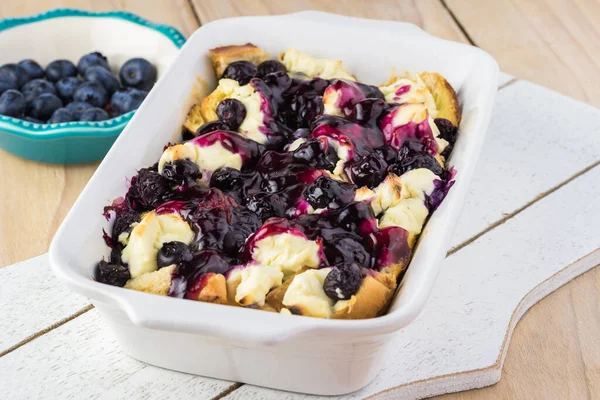 Güveç tabağını yaban mersini kremalı peynirli Fransız güveci ve yaban mersini sosuyla kapat..