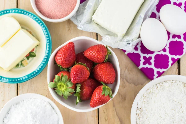 Ingredientes Para Caseiro Bolo Morango Tigela Com Morangos Frescos Creme — Fotografia de Stock