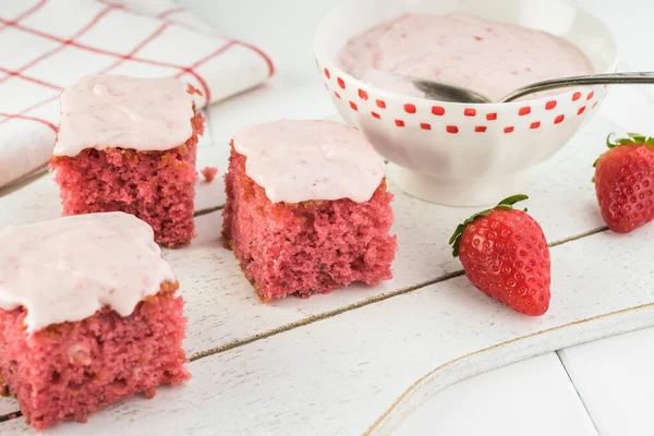 Cut Pieces Strawberry Sheetcake Frosting Top — Stock Photo, Image