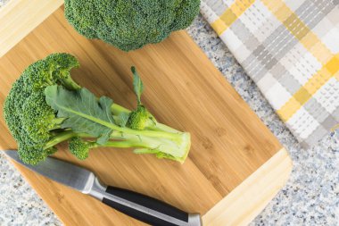 Mutfak masasında taze organik haham..