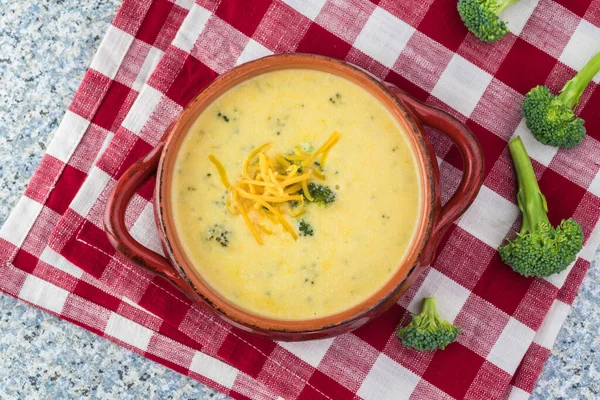 Mutfak masasında ev yapımı brokoli peynirli çorba..