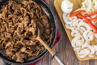 Kızarmış biftekle tavayı kapat ve sebzeli kızarmış carnitas için sebze kes..