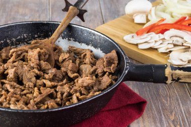 Kızarmış biftekle tavayı kapat ve sebzeli kızarmış carnitas için sebze kes..